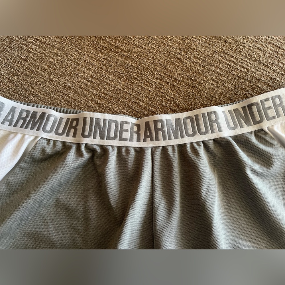 Women’s sunder armour athletic shorts with POCKETS